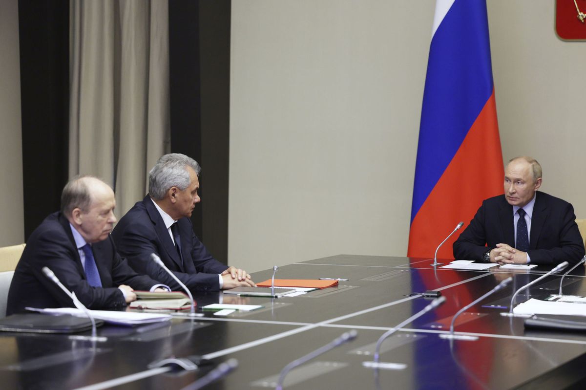 Ruský prezident Vladimir Putin (vpravo) vedie...