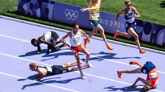 hromadný pád atletika oh paríž