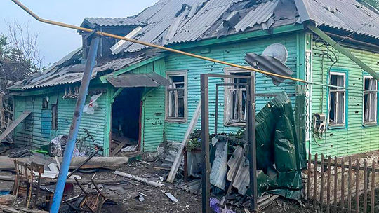 Na snímke zničený dom po ostreľovaní...