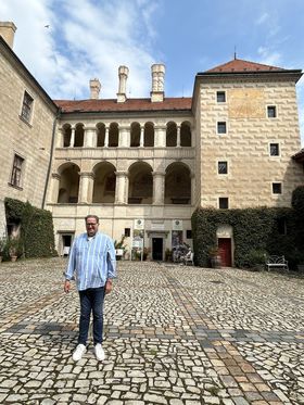 Jiří Lobkowicz na nádvorí svojho zámku Mělník.