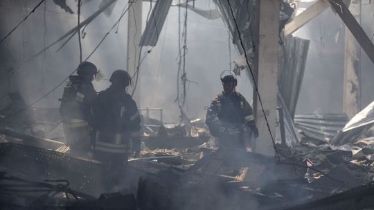 Príslušníci záchranných zložiek pátrajú po...