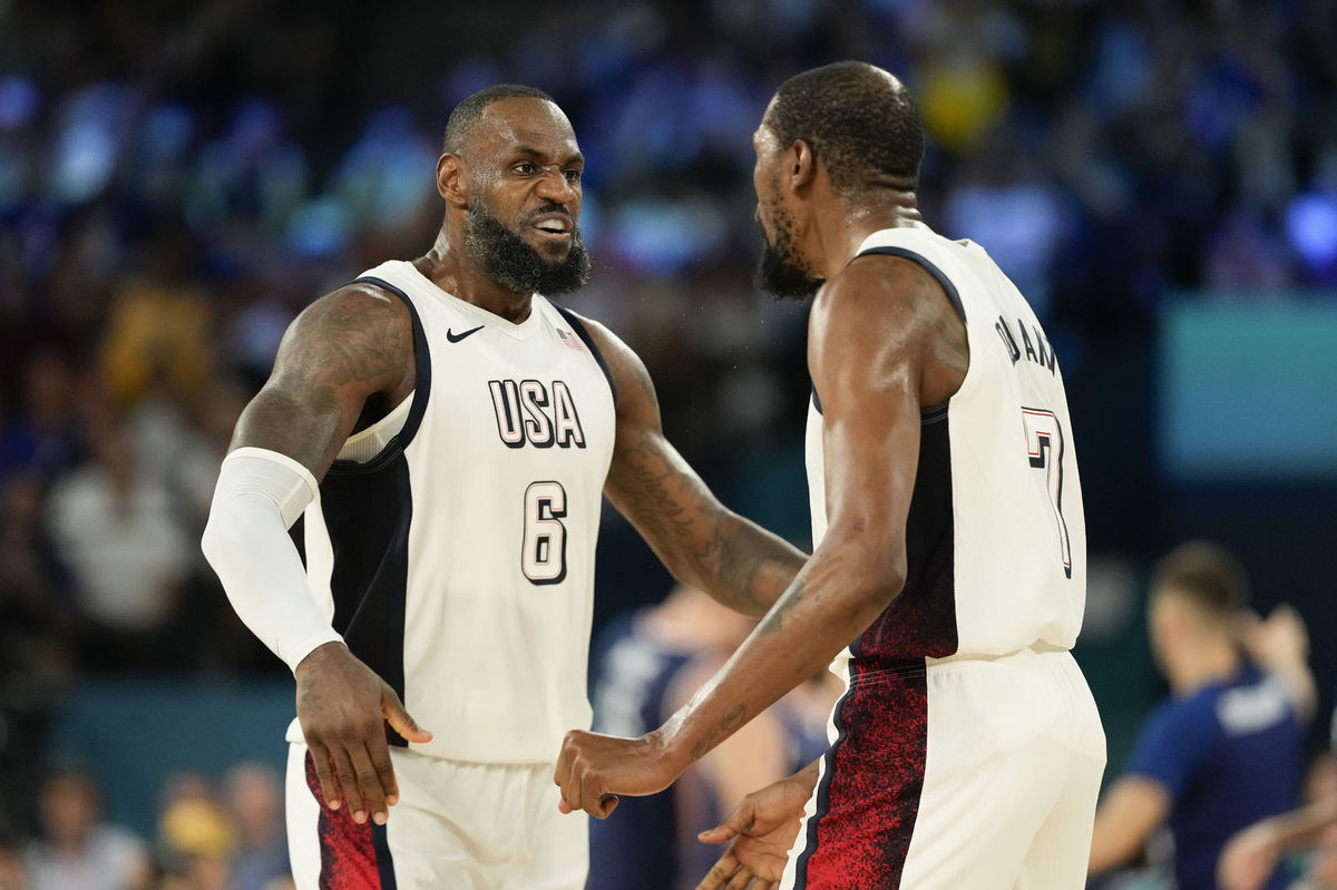 LeBron James (6) a Kevin Durant (7) počas...