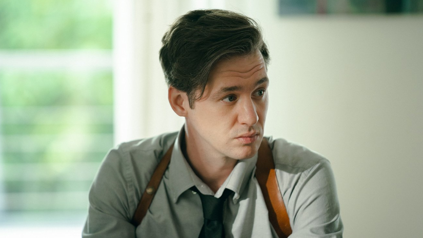 Záber z kriminálneho seriálu Hrdina. V hlavnej...