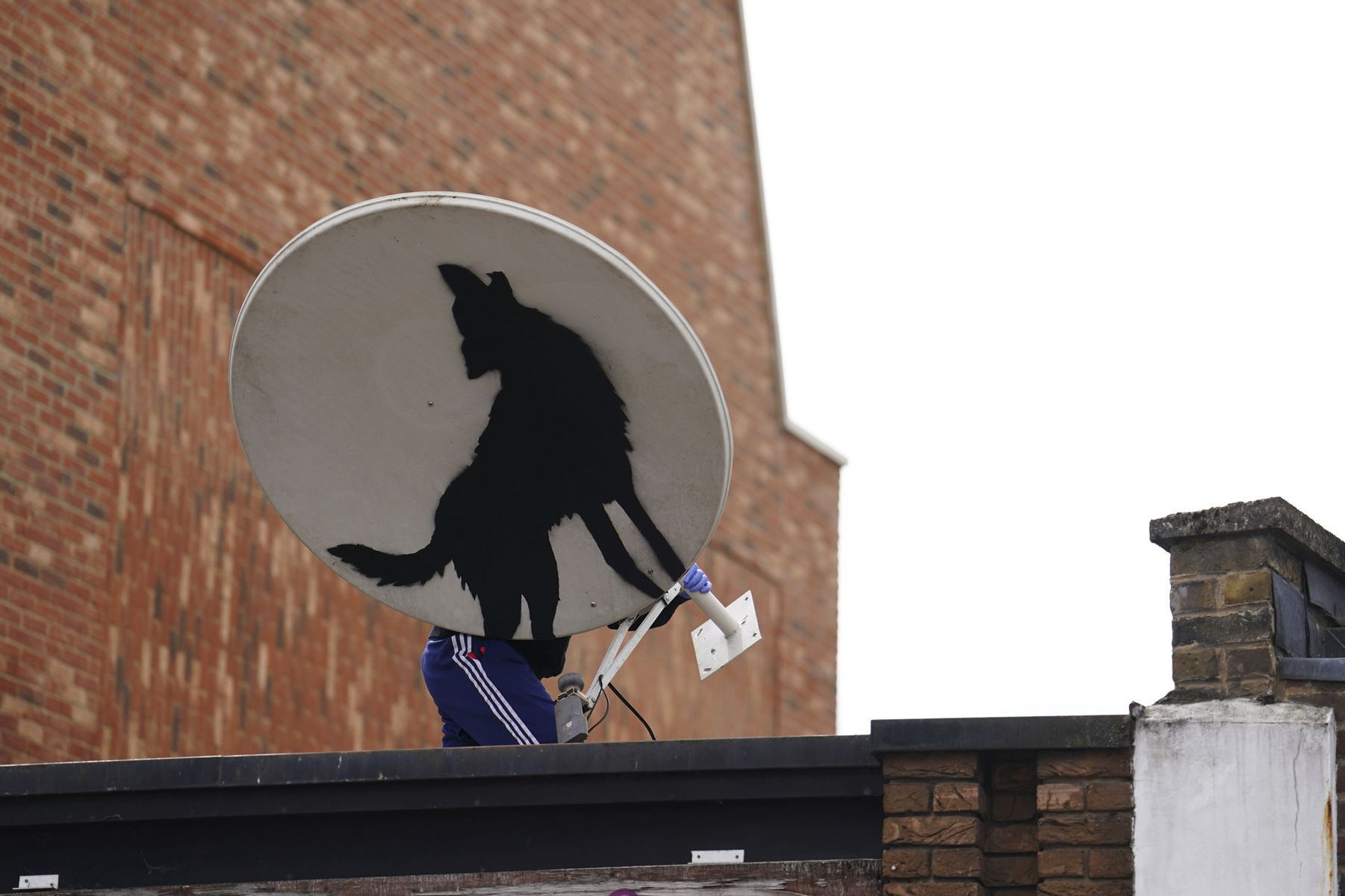 Ktosi odstraňuje satelit s obrázkom...