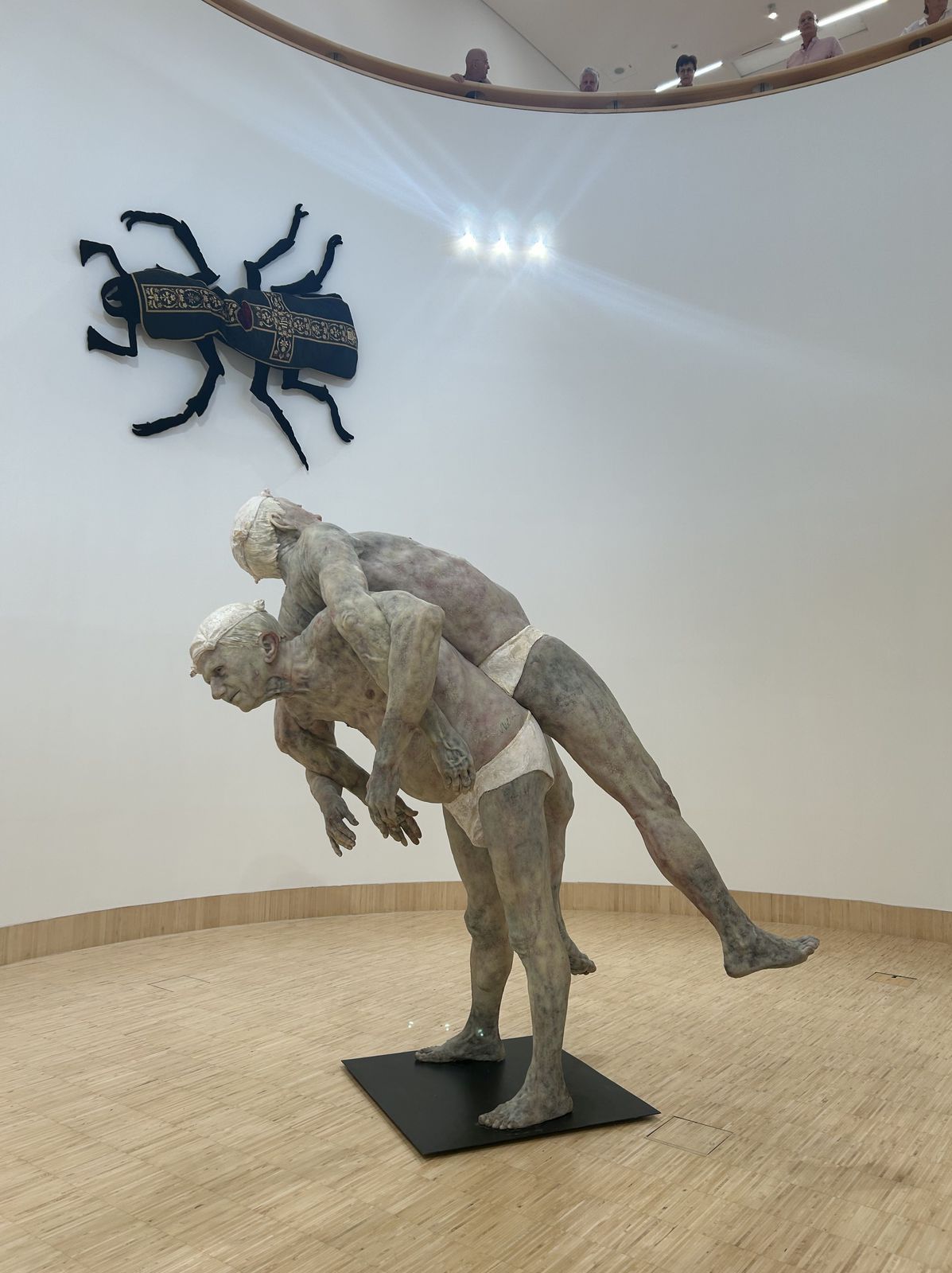 Socha Pápeži od rumunského sochára Virgiliusa...