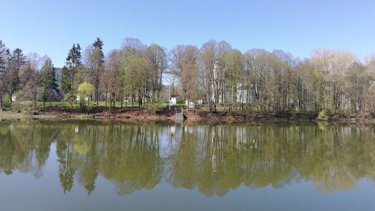 Hasiči zasahujú pri nehode auta, ktoré skončilo v Oravskej priehrade