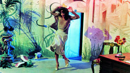 Režisér sa vo filme rád pohráva s výraznými...