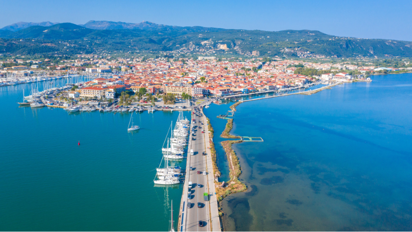 Lefkada má výborné spojenie s pevninou mostom.