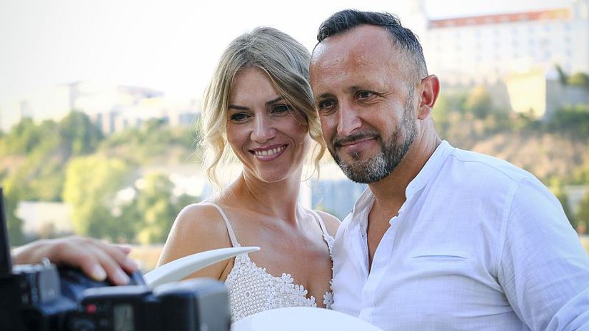 Ondrej Kandráč s manželkou na letnej párty TV...