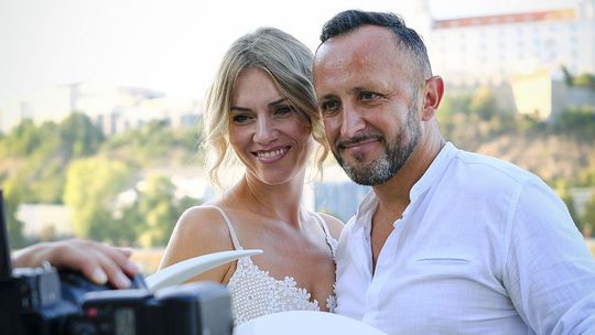 Ondrej Kandráč s manželkou na letnej párty TV...