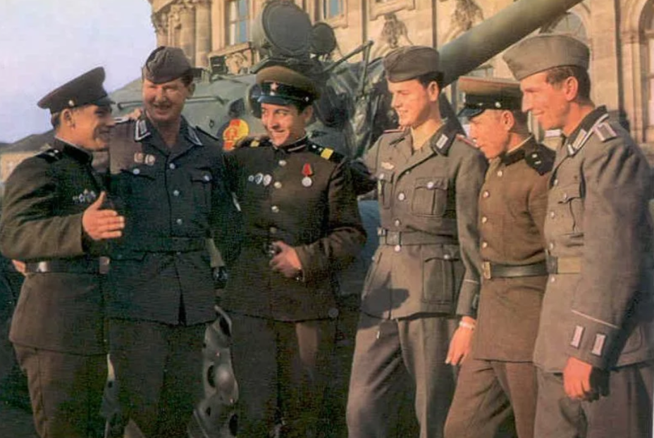 Priateľstvo v zbrani: Vojaci Sovietskej armády...