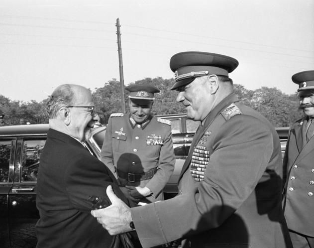 Walter Ulbricht s maršalom Ivanom Jakubovským,...