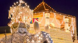  Schránku s relikviou môžu nosiť iba sloní...