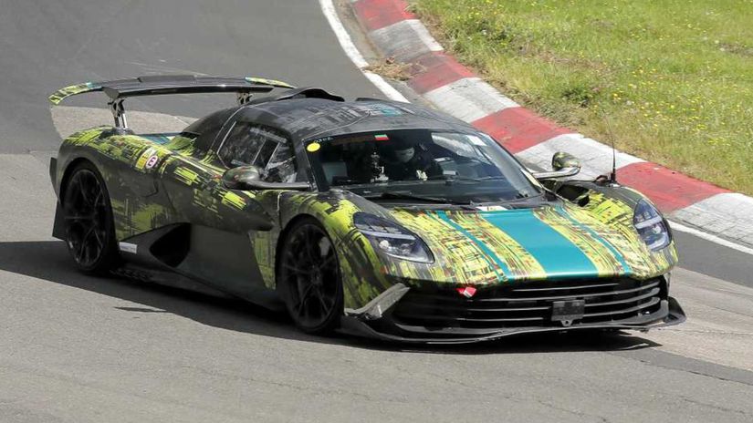 Aston Martin Valhalla sa tesne pred štartom...