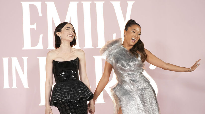 Herečky Lily Collins (vľavo) a Ashley Park na...