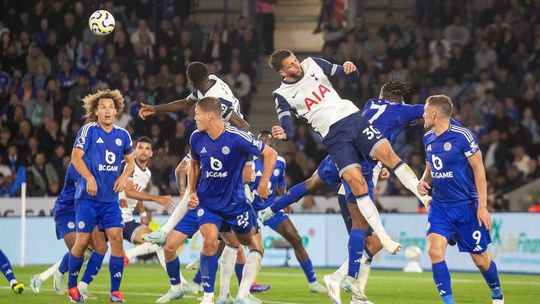 Leicester sa vrátil medzi anglickú futbalovú elitu remízou. Bod s Tottenhamom zachránil Vardy