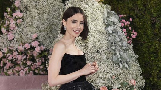 Herečka Lily Collins v kreácii Armani Privé na...