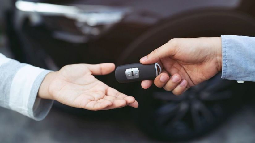 Pri požičaní auta v zahraničí na vás číha...