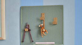 Praktický panel vhodný k písaciemu stolu,...