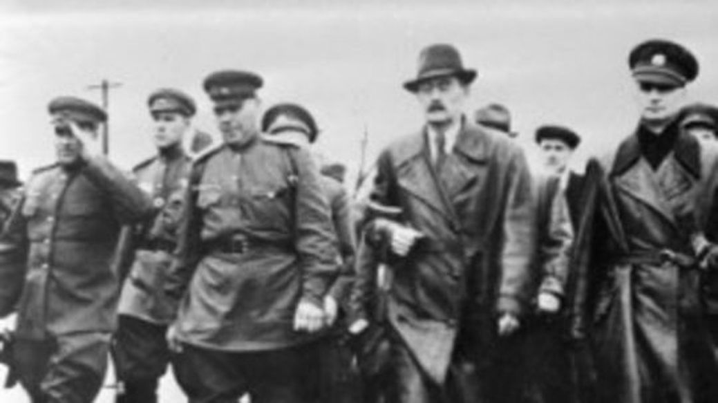 Karol Šmidke (v klobúku) s Jánom Golianom po...
