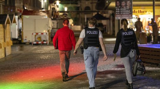 Na snímke policajtky zasahujú po útoku nožom na...