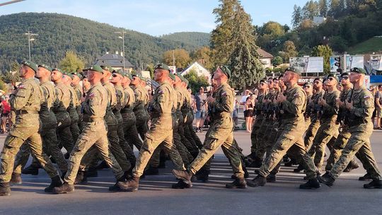 Vojaci pochodovali centrom Banskej Bystrice na...