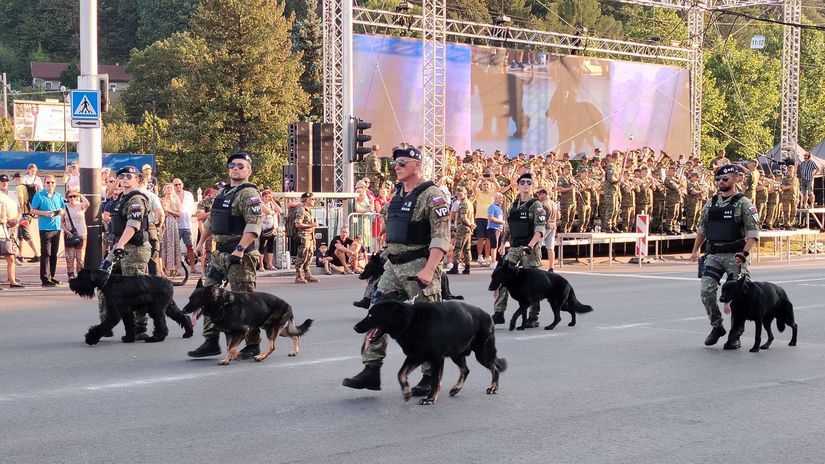 Vojenská polícia so svojimi štvornohými...