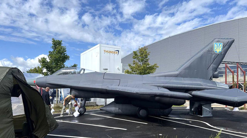 Nafukovacia maketa F-16 na výstave v Dánsku
