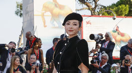 Členka poroty Zhang Ziyi prišla oblečená v kreácii Armani Privé. 