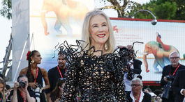 Herečka Catherine O'Hara v kreácii Oscar de la Renta. 