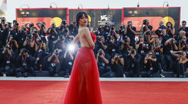 Herečka Jenna Ortega v kreácii Dior Haute Couture.