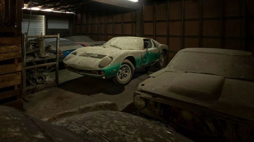 Lamborghini Miura s 12-valcovým motorom je...