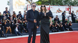Monica Bellucci v kreácii Vivienne Westwood Couture a jej partner - režisér Tim Burton