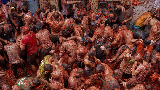 Na snímke paradajková bitka počas sviatku...