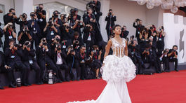 Taylor Russell prišla v kreácii Chanel Haute Couture