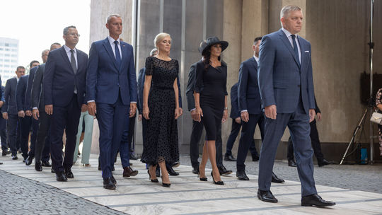 Premiér Robert Fico (v popredí) a členovia...