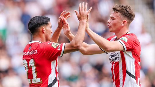 Rozhodlo zaváhanie Feyenoordu. PSV oslavuje majstrovský hetrik