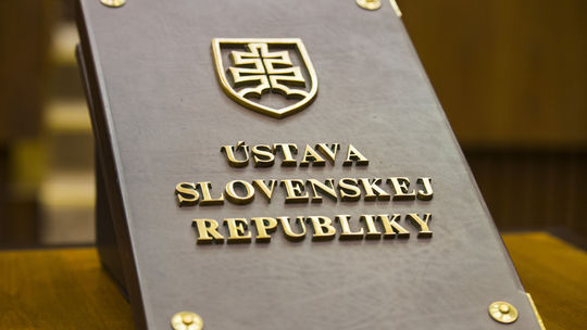Od soboty platí zmena ústavy, hovorí o dvoch pohlaviach i rovnosti v odmeňovaní