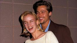 Brad Pitt a jeho partnerka Juliette Lewis v...