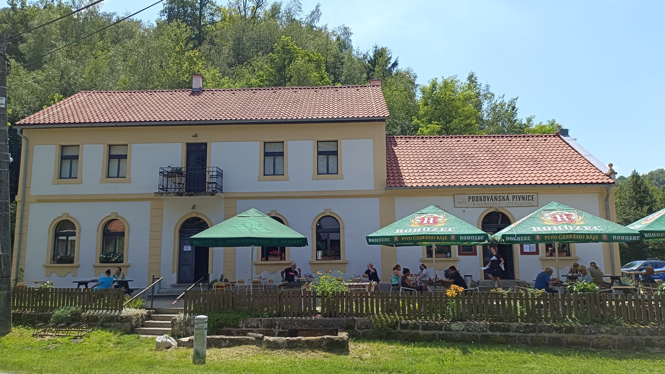 V krčme U Grobiána v muzikáli Rebelové hral...