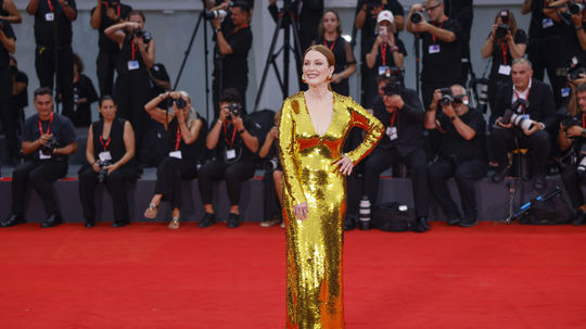 Herečka Julianne Moore v kreácii Bottega Veneta...