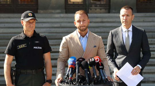 Minister vnútra Matúš Šutaj Eštok (uprostred) a...