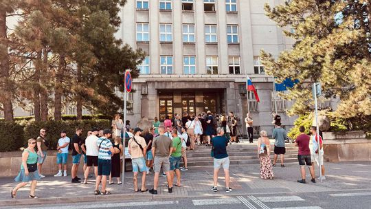 Protest policajtov pred budovou ministerstva...