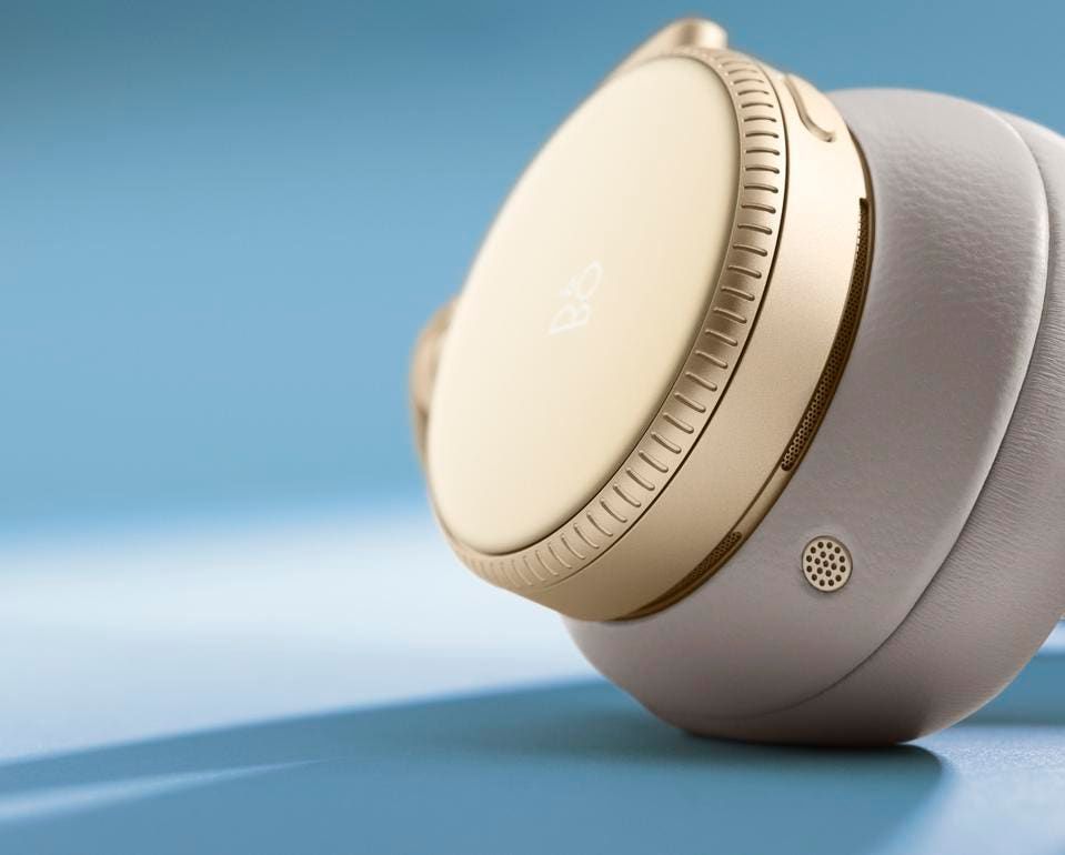 The rotating bezels are also used to control the headphones.