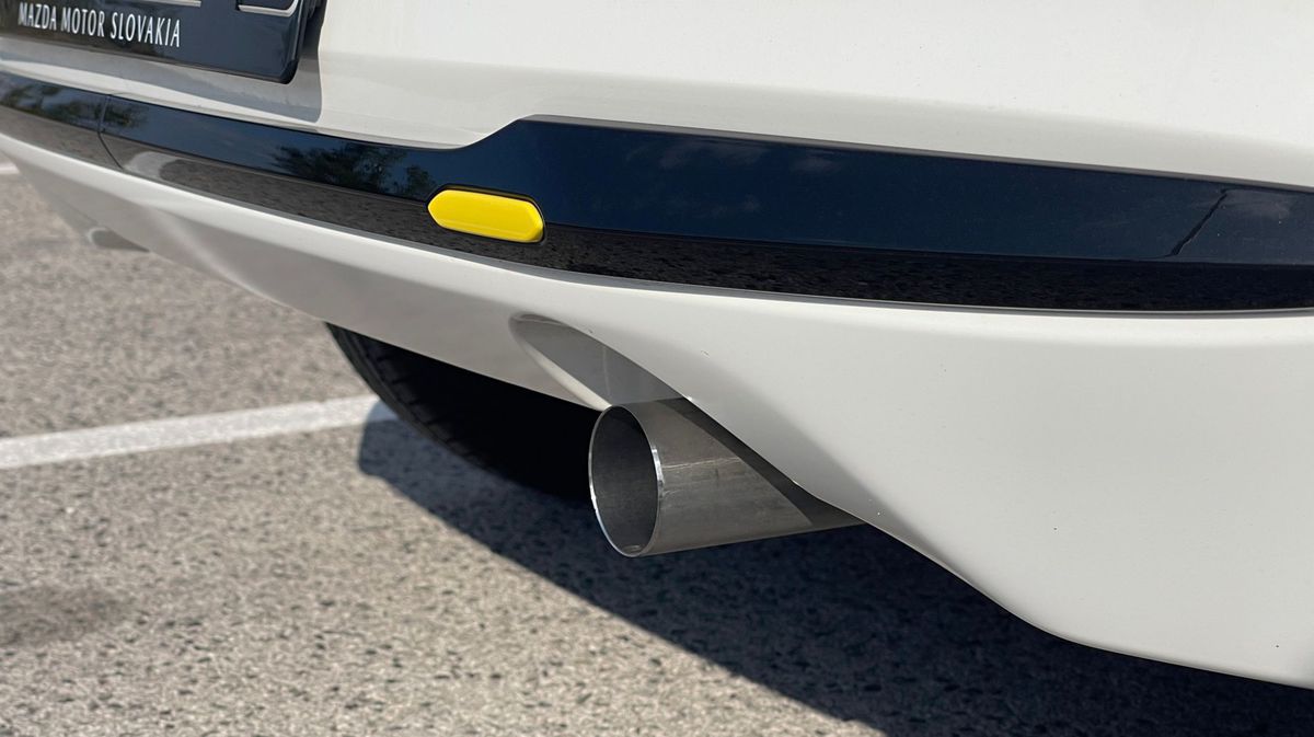 Takýto zvláštny ozdobný prvok má auto aj vpredu...