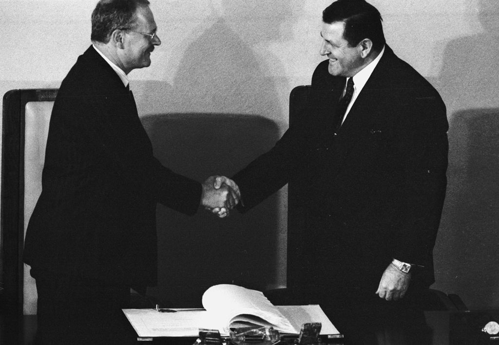 Vladimír Mečiar a Ivan Gašparovič po podpise...