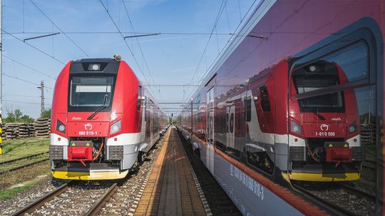 Polícia pátra po mužovi, ktorý vo vlaku smerom do Malaciek napadol dve osoby