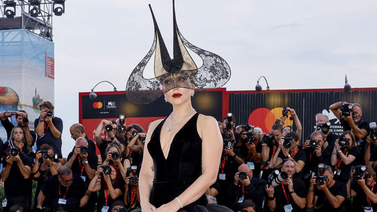 Speváčka a herečka Lady Gaga v kreácii...