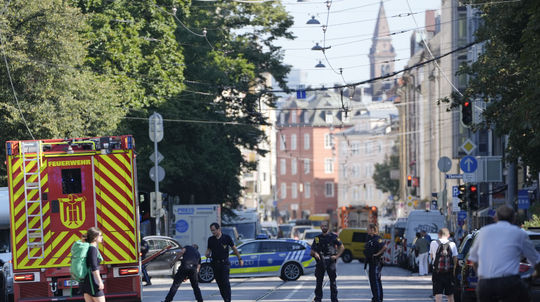 Policajti blokujú ulicu po policajnej...