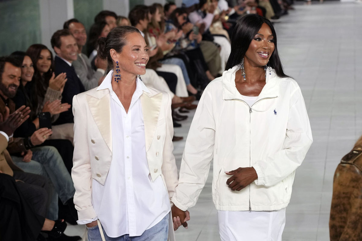 Topmodelky Christy Turlington (vľavo) a Naomi...